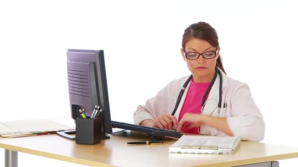 Νεαρή Γυναίκα Γιατρός Που Εργάζεται Στο Γραφείο — Αρχείο Βίντεο