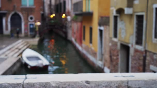 Wazige Achtergrond Plaat Van Mooie Smalle Gracht Oude Huizen Venetië — Stockvideo