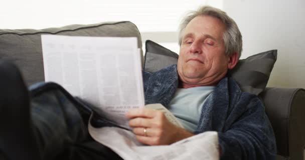 シニア眠りに新聞を読んで落ちる — ストック動画