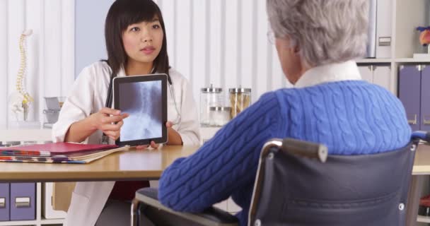 Азіатський Лікар Пояснюючи Шиї Рентгенівських Похилого Віку Пацієнта — стокове відео