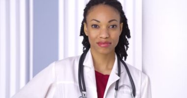 Siyah kadın doktor kameraya gülümseyen