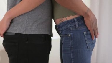 Afrikalı Amerikalı ve Kafkasyalı çiftin kucaklaşan orta bölümünü kapat