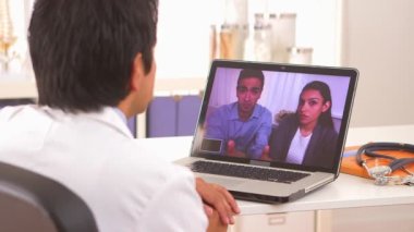 Meksikalı çift doktorlarına endişelerini dile getiriyor