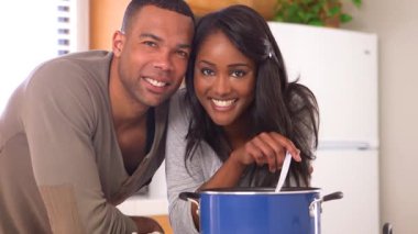 Siyah çift makarna yapıyor.