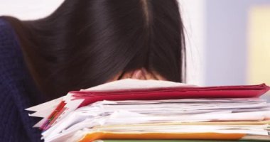 Japon kadın çalışma ile boğulmuş