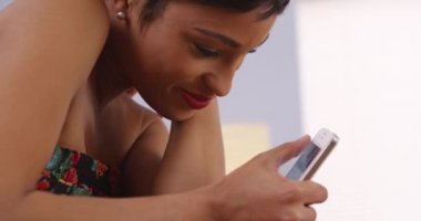 Afrikalı kadın mutlu smartphone kullanarak