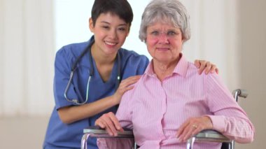 Yaşlı bir hastayla mutlu Çinli doktor.