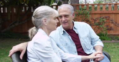 Yaşlı çift oturma evde bahçede konuşuyor