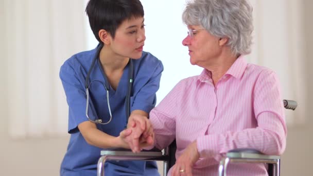 Chinese Doctor Advising Elderly Patient — Stock Video