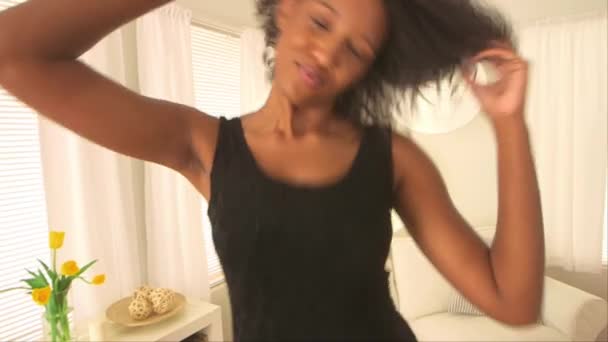 Zwarte Vrouw Dansen Haar Woonkamer — Stockvideo