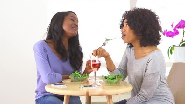两名非裔美国妇女一起笑着吃沙拉 — 图库视频影像