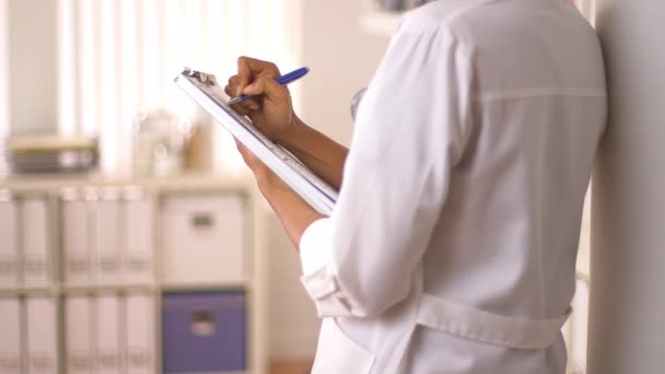 Kadın Doktorun Ellerinin Dosyaya Yazımını Kapat — Stok video