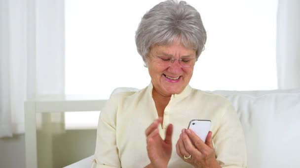Mujer Vieja Usando Smartphone — Vídeos de Stock