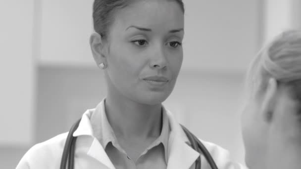 Kadın Doktor Hasta Ile Konuşmak — Stok video
