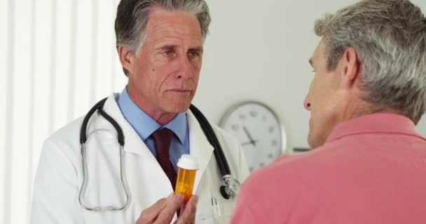 Arzt Spricht Mit Älterem Patienten Über Rezept — Stockvideo