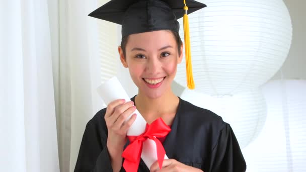 Blandad Ras Asiatisk Examen Med Diplom — Stockvideo