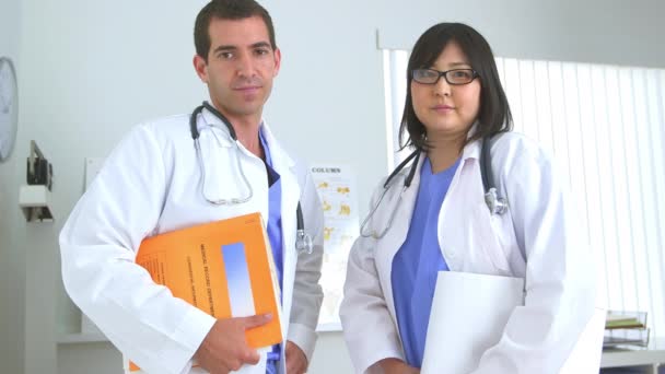 两个医生站在办公室里 — 图库视频影像