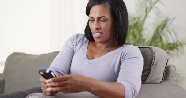 Olgun Siyah Kadın Akıllı Telefondan Mesaj Atıyor — Stok video