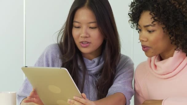 Zwei Geschäftsfrauen Nutzen Touchpad Büro — Stockvideo