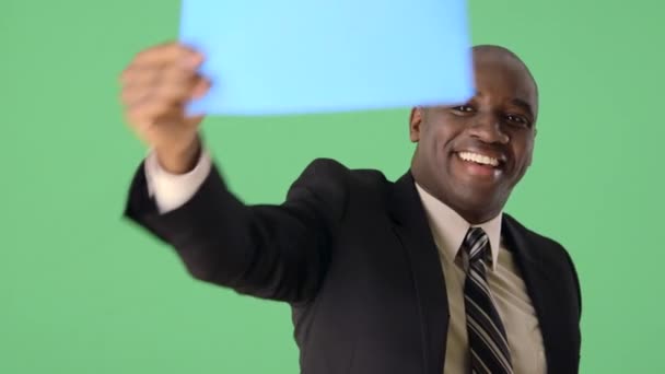 非裔美国商人拿起纸对着摄像机 — 图库视频影像
