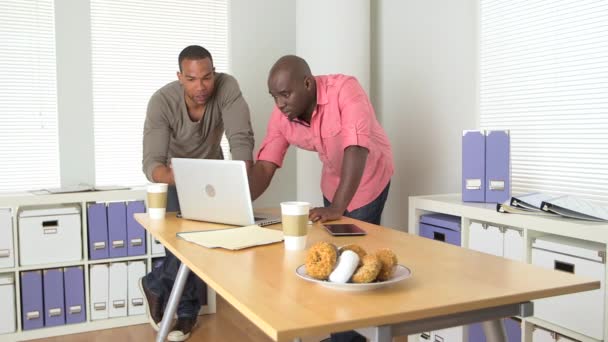 Två Afrikanska Affärsmän Som Arbetar Vid Skrivbordet — Stockvideo