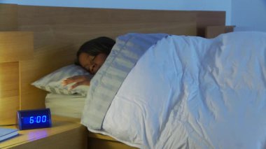 genç bir kadın uyanıyor