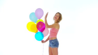 Balonlarla duran kadın