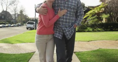 Eldelry çift neighbordhood yürüyüş