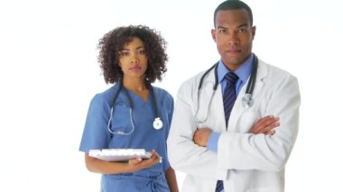 İki Afro-Amerikalı doktor kameraya bakıyor.