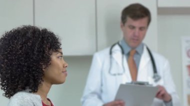 Doktor ve hasta muayenehanesinde.