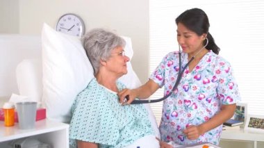 Japon hemşire temel bir kontrol yapıyor.