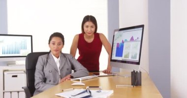 Karışık yarış yöneticileri kameraya bakıyor.