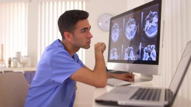 Meksikalı doktor bilgisayardaki röntgen çizelgelerini analiz ediyor.