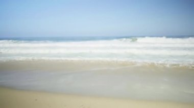 Yeşil ekran veya krom anahtar için Redondo California 'daki kumlu plajda gelgit geliyor. Birleşiklik ya da anahtarlama için odak dışı ya da odaksız.