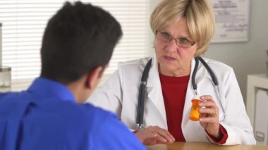 Doktor hastayla ilaç hakkında konuşuyor.