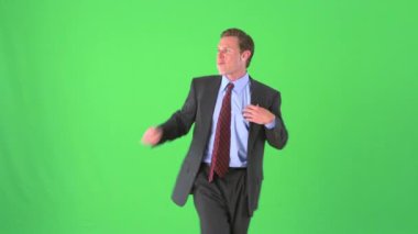 İş adamı yeşil ekranda dans ediyor
