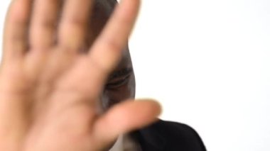 Afrika kökenli Amerikalı iş adamının kameraya el kaldırışı.