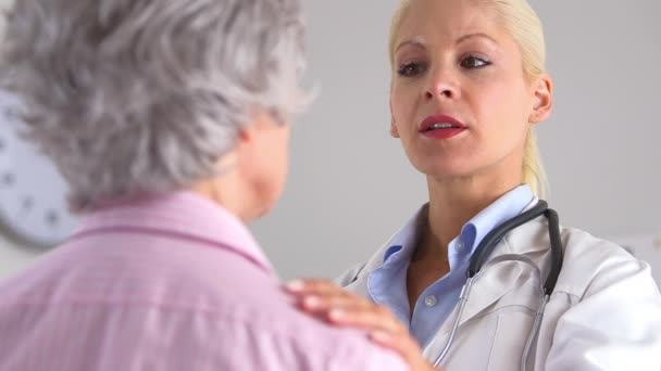 Doctor Gesprek Met Oudere Vrouw Patiënt Het Kantoor — Stockvideo