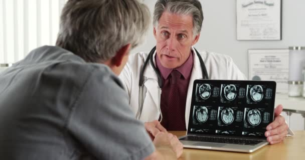 Doktor Masadaki Hastayla Röntgen Taramalarıyla Konuşuyor — Stok video
