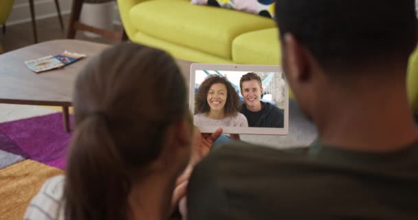 Twee Gemengde Ras Millennial Koppels Die Elkaar Bellen Man Vrouw — Stockvideo