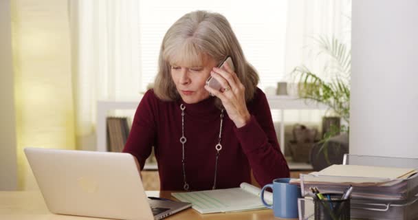 Senior Vrouw Werken Laptop Computer Praten Smartphone — Stockvideo