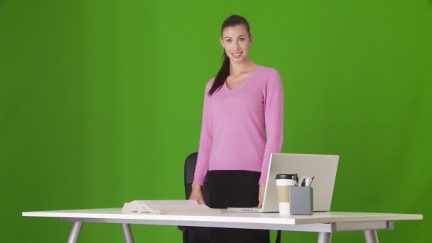 Портрет Молодой Предпринимательницы Стоящей Столом Ноутбуком — стоковое видео