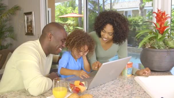 Família Afro Americana Usando Laptop — Vídeo de Stock