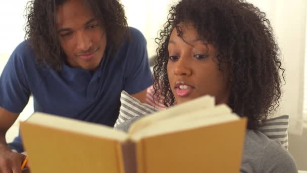 Африканская Пара Подростков Читающих Книгу — стоковое видео
