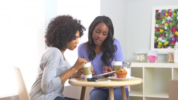 Афроамериканські Друзі Використовують Планшет Caf — стокове відео