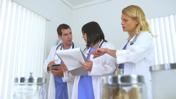 Ομάδα Γιατρών Που Εξετάζουν Την Ιατρική Κατάσταση Του Ασθενούς — Αρχείο Βίντεο
