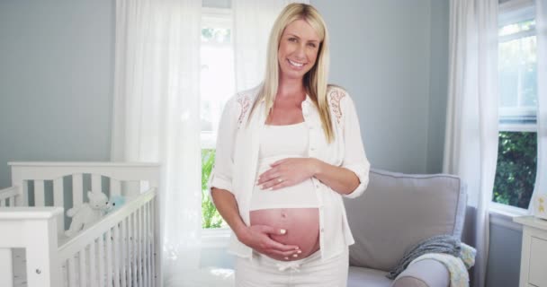 Smuk Gravid Kvinde Stående Børnehaven – Stock-video