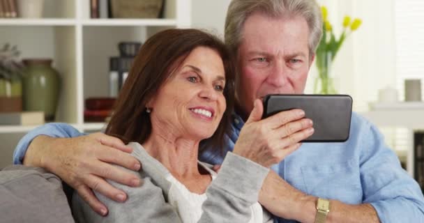 Cuplu Căsătorit Fericit Folosind Smartphone — Videoclip de stoc