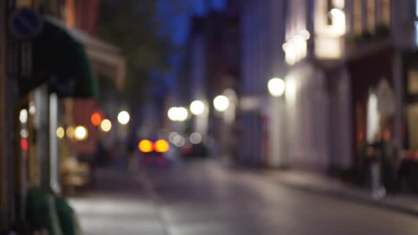 夜にはブルージュのダウンタウンで忙しい小さな通りのフォーカスの背景プレートのうち 歩行者や車で緑の画面構成のショッピング地区の外の夜のビデオ背景をブリュリー — ストック動画