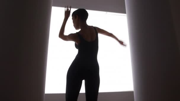 Afro Amerikaanse Vrouw Dansen Voorkant Van Helder Licht — Stockvideo